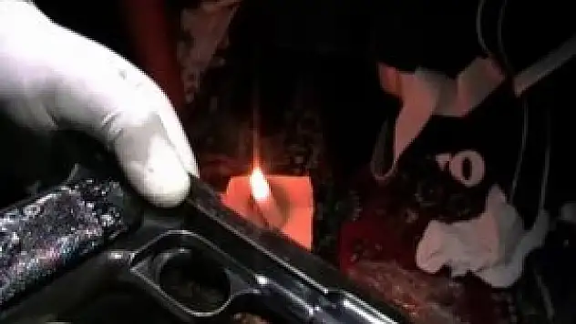 Mum ışığında operasyondan Nazi silahı çıktı