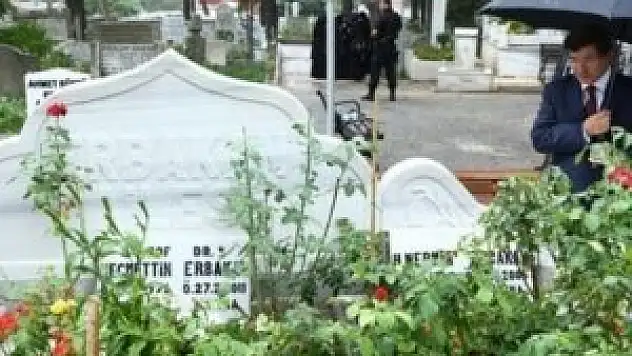 Davutoğlu'ndan kabir ziyareti