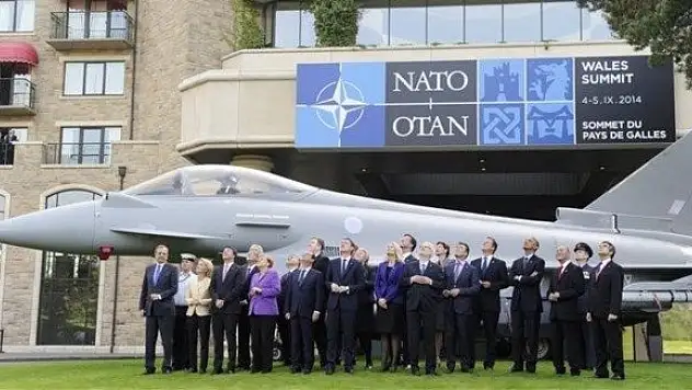 Liderler zirvede savaş uçaklarını izledi