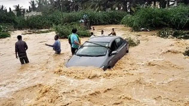 Şiddetli yağışlar 135 can aldı