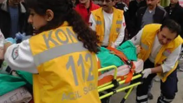 Eşarbıyla kendini tavana astı!