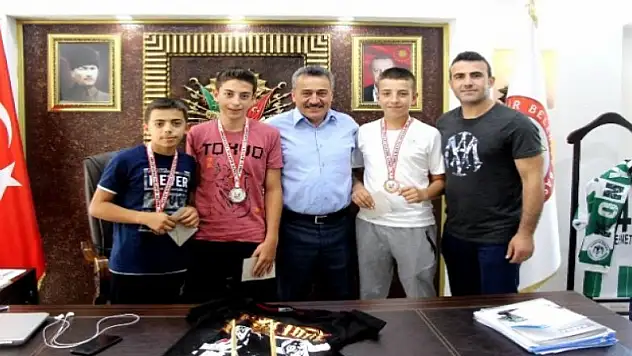 Muay Thai sporcuları Erzincan'dan madalyayla döndü