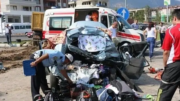 Kamyon arabayı ezdi: 3 ölü