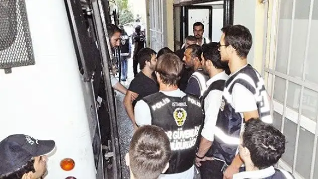 Polisler izinde kalemleri şubede