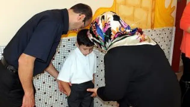 Sınıfa girmek istemeyen çocuk ailesine zor anlar yaşattı