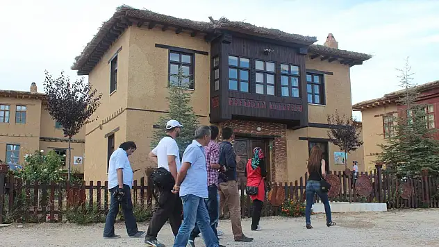 Sonsuz Şükran Köyü açık hava sergisine dönüştü