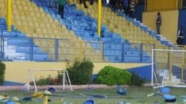 Taraftar için tiyatrodan koltuk taşıyacaklar