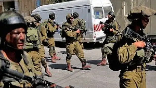 İsrail Batı Şeria'da 10 Filistinliyi gözaltına aldı