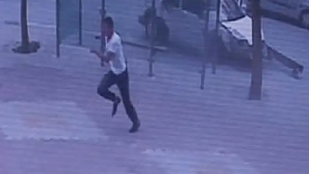 Oto hırsızı kaza yapıp kaçtı