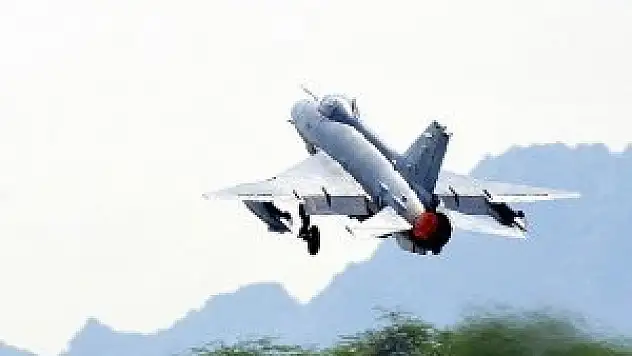 Irak ordusundan IŞİD'e yönelik hava saldırısı: 20 ölü