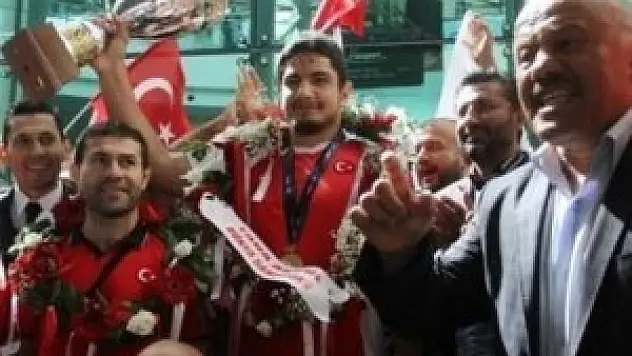 Şampiyona davullu zurnalı karşılama