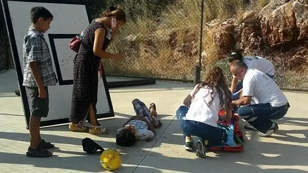 Devrilen pota 2 çocuğu yaraladı