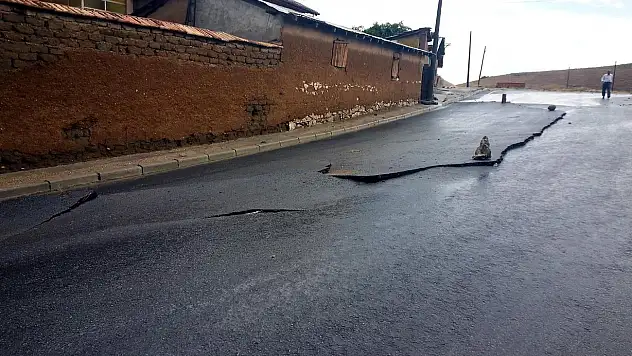 Konya'da yağmur asfaltı çatlattı