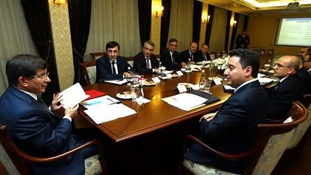 Başbakanlık'ta makroekonomi toplantısı başladı