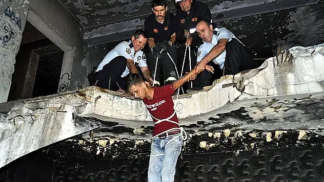 Uyuşturucu kullandıkları eski binada mahsur kaldılar