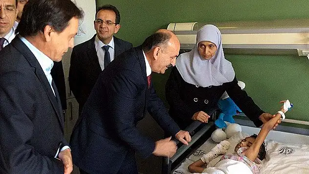 Müezzinoğlu Filistinli hastaları ziyaret etti