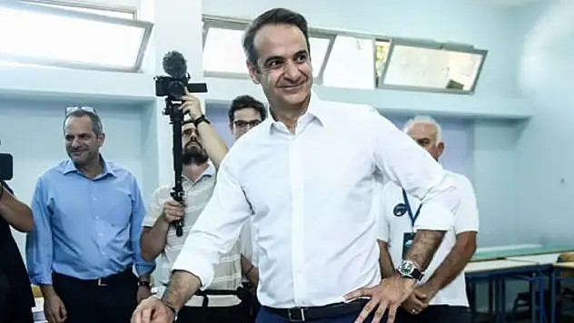 Yunanistan'da seçimin galibi Miçotakis oldu