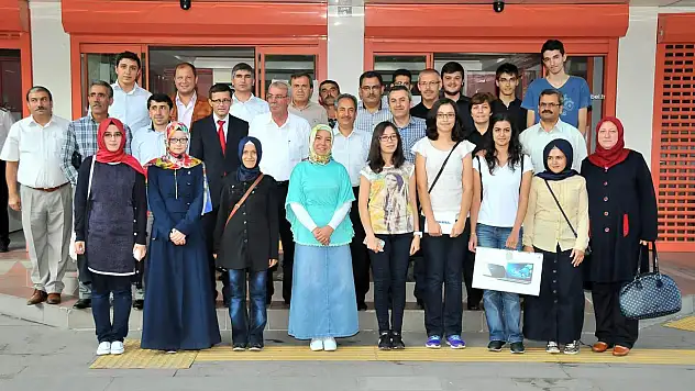 Akşehir Belediyesi başarılı öğrencileri ödüllendirdi