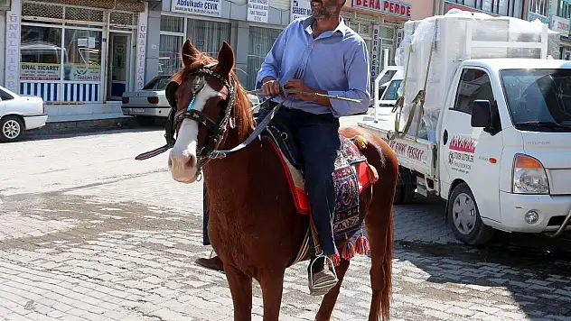 Ata binerek akaryakıt fiyatlarını protesto etti