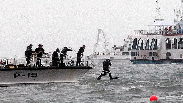 Feribot battı: 29 kişi kayıp