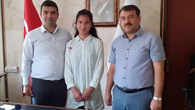 Derebucak'ta LGS ilçe birincisi altınla ödüllendirildi