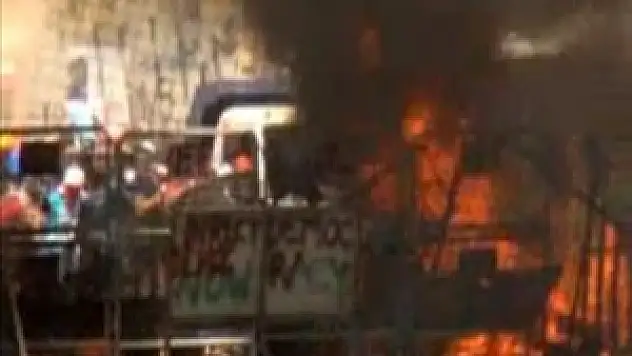 PKK yol kesip, kamyonları yaktı