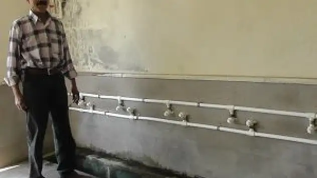 Cami musluklarını çaldılar!