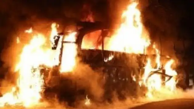 Yolcu otobüsü alev alev yandı