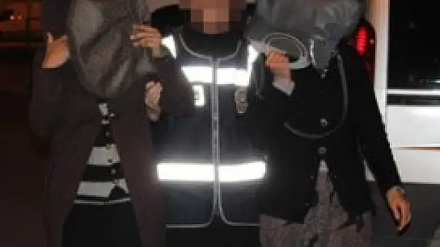 Şüpheli kız kardeşler suçüstü yakalandı