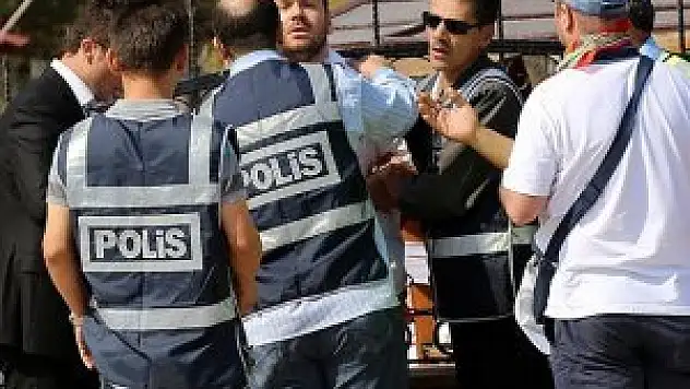 Kürsüyü deviren ve olayla ilgili gözaltına alınan 3 kişi adliyede