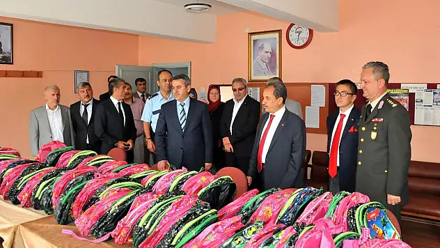 Akşehir'den bin 600 çanta ve kırtasiye seti