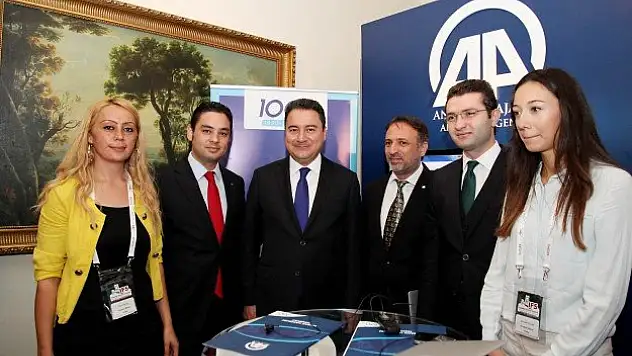 Babacan AA Finans Haberleri Terminali standını ziyaret etti