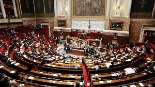 Fransa'da hükümet güvenoyu aldı