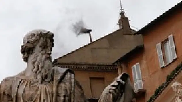 Vatikan'dan yine siyah duman çıktı