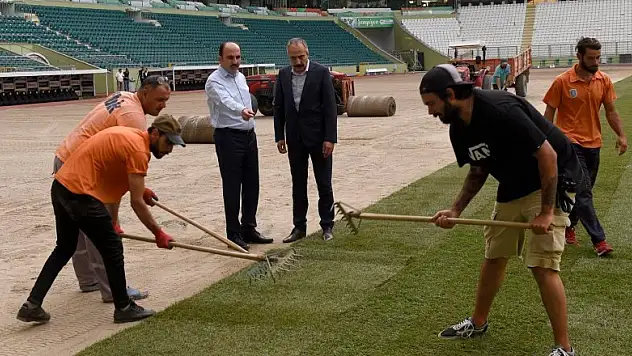 Konya Büyükşehir Stadyumunun çim zemini yenilendi