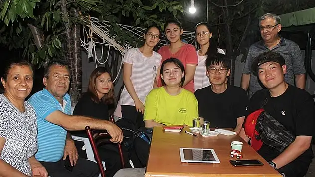 Güney Koreli turistler Karapınar'da bir aileye konuk oldu