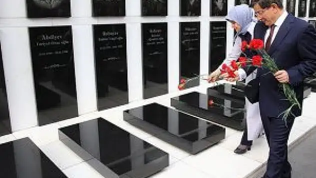 Davutoğlu Aliyev'in kabri ile şehitlikleri ziyaret etti