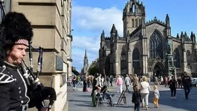 İskoçya Başbakanı Salmond istifa ediyor