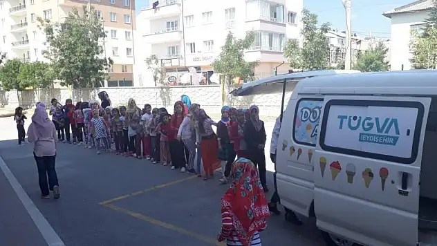 Seydişehir'deki yaz Kur'an kursu öğrencilerine dondurma dağıtılıyor