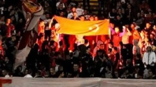 Fenerbahçe'ye küfredip Türk bayrağı yaktılar