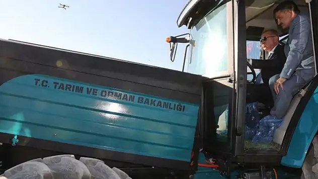 Erdoğan, yerli 'elektrikli traktör' deneme sürüşünü gerçekleştirdi