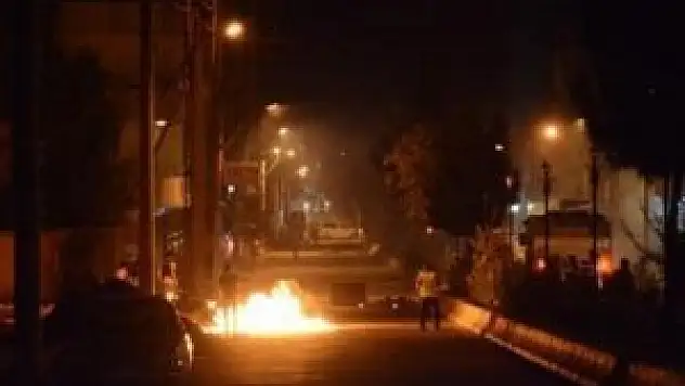 3 aracı durdurup yaktılar