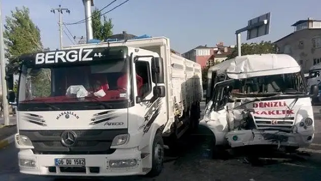 Kamyon ile minibüs çarpıştı: 15 yaralı