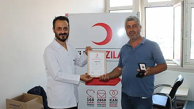 Yunak'ta Türk Kızılayı madalya dağıttı