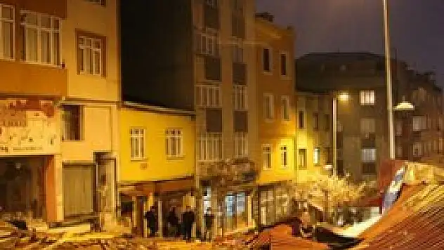 Lodos çatıları uçurdu