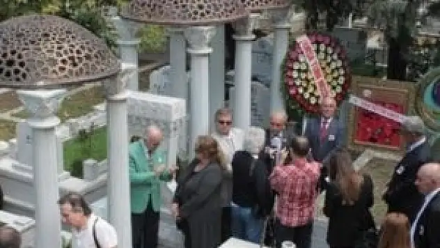 Zeki Müren mezarı başında anıldı
