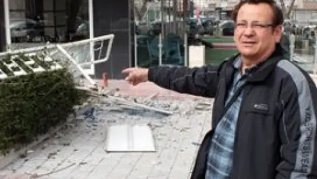 Şiddetli rüzgar balkonu uçurdu