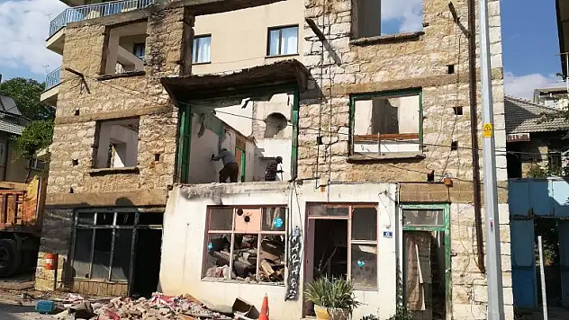 Derebucak'ta metruk binalar yıkılıyor