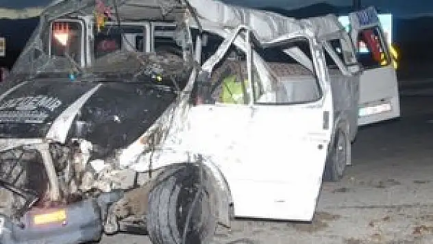 Isparta'da feci kaza: 2 ölü, 21 yaralı