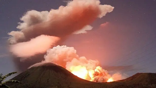Japonya'da yanardağ patladı